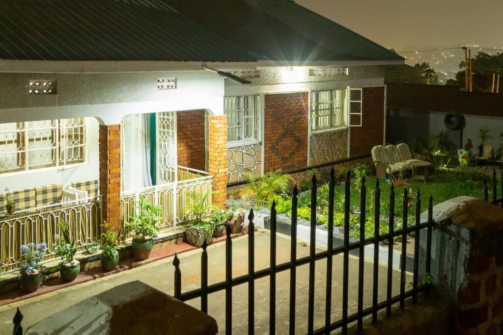 City Oasis By Siima _ Hidden Gem City Family Home 坎帕拉 外观 照片